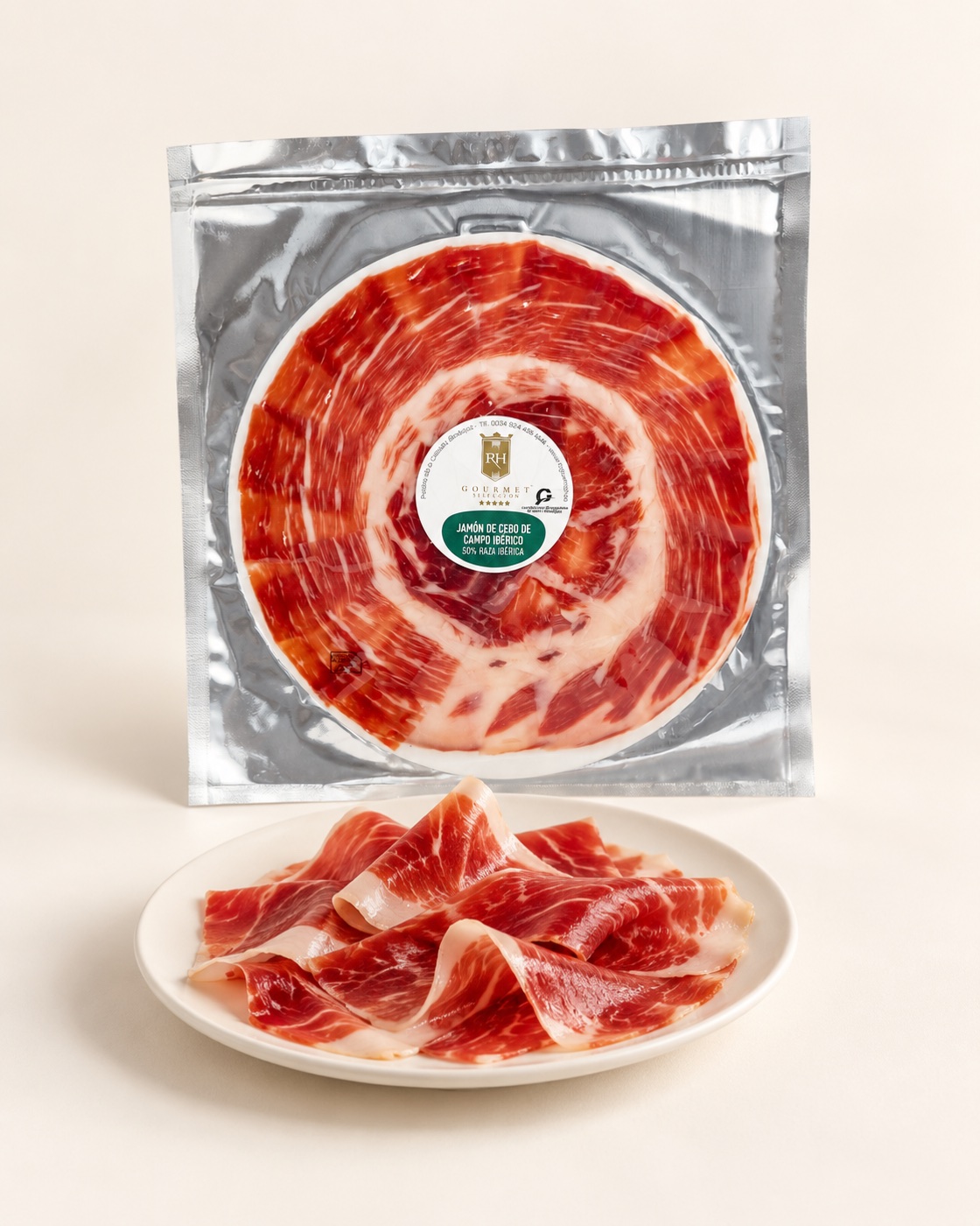 Sobre de jamón RH Gourmet con una presentación de lonchas en plato blanco