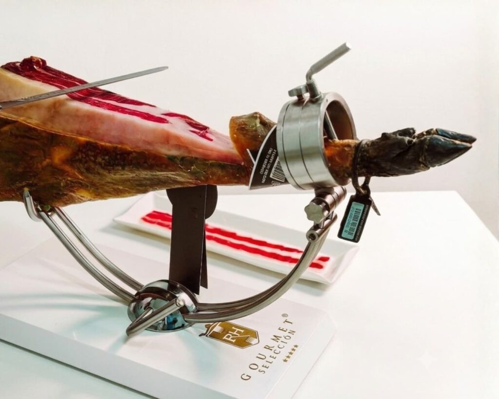 Cómo empezar a cortar el jamón: colocando el cuchillo sobre la pieza de RH Gourmet en el jamonero