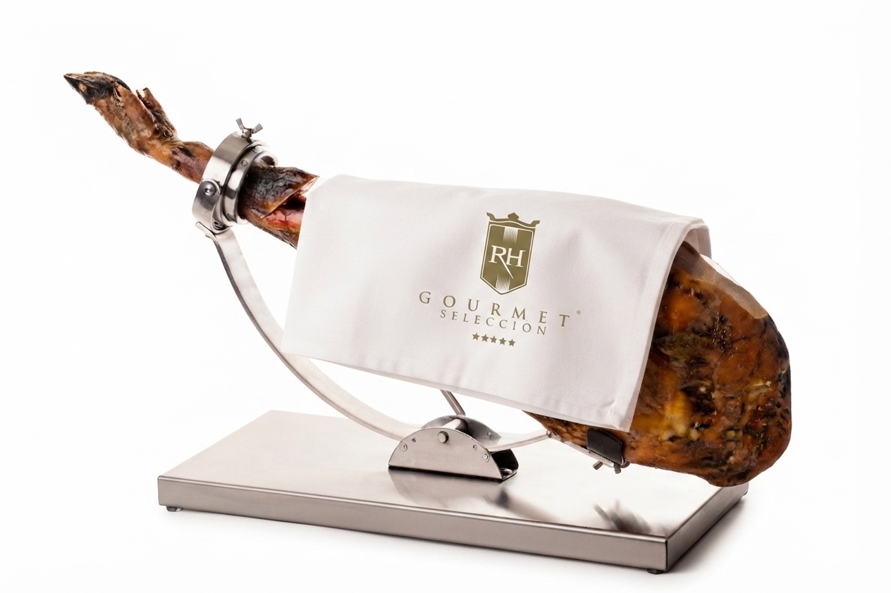 Jamón ibérico RH Gourmet en malla negra sobre un jamonero moderno, con el corte protegido por un paño de algodón para su conservación