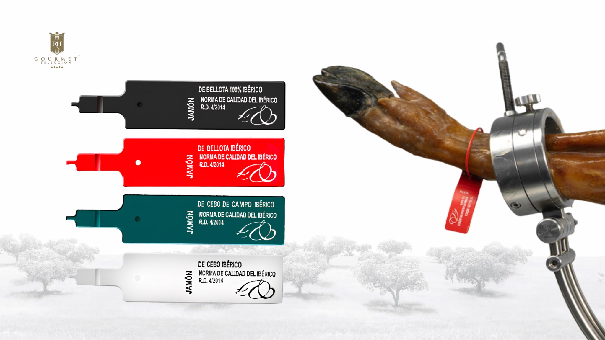 Los cuatro precintos oficiales del jamón ibérico —negro, rojo, verde y blanco— junto a una pieza en malla negra RH Gourmet sobre mármol