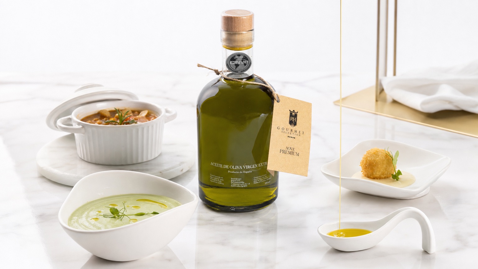 Botella de AOVE RH Gourmet sobre mármol blanco junto a tres usos culinarios: crudo, guiso y fritura.